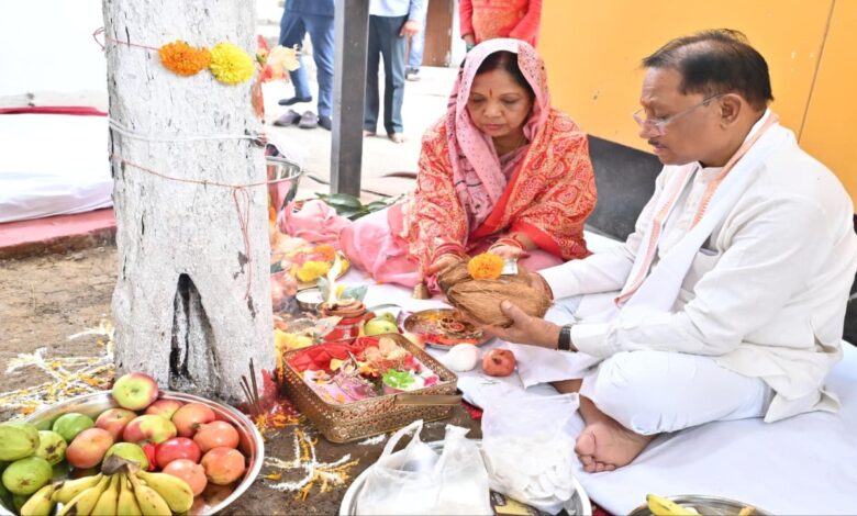 On Amla Navami, the Chief Minister worshipped the Amla tree and prayed for the happiness and prosperity of the people of the state.