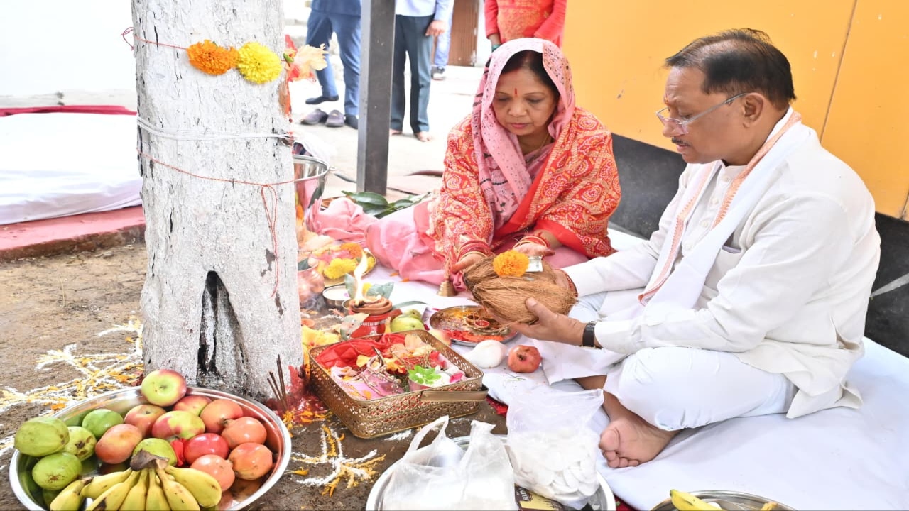 On Amla Navami, the Chief Minister worshipped the Amla tree and prayed for the happiness and prosperity of the people of the state.