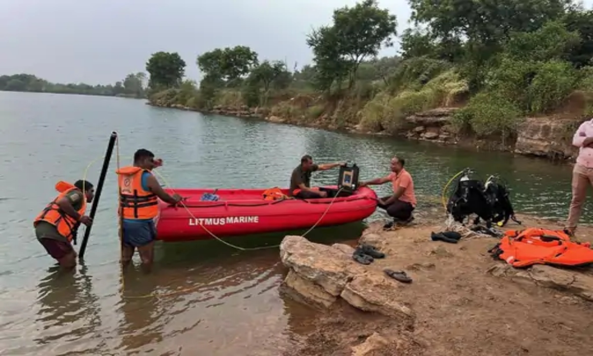 Two 10th-grade students drowned in Blue Water in Raipur: They had skipped class and gone out with friends; SDRF and police have launched a rescue operation.
