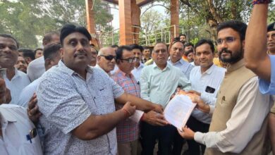 The controversy over the worship of Maa Bamleshwari temple deepened; the trust took out a silent procession and submitted a memorandum to the SDM.