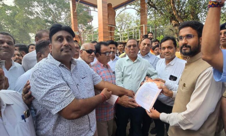 The controversy over the worship of Maa Bamleshwari temple deepened; the trust took out a silent procession and submitted a memorandum to the SDM.