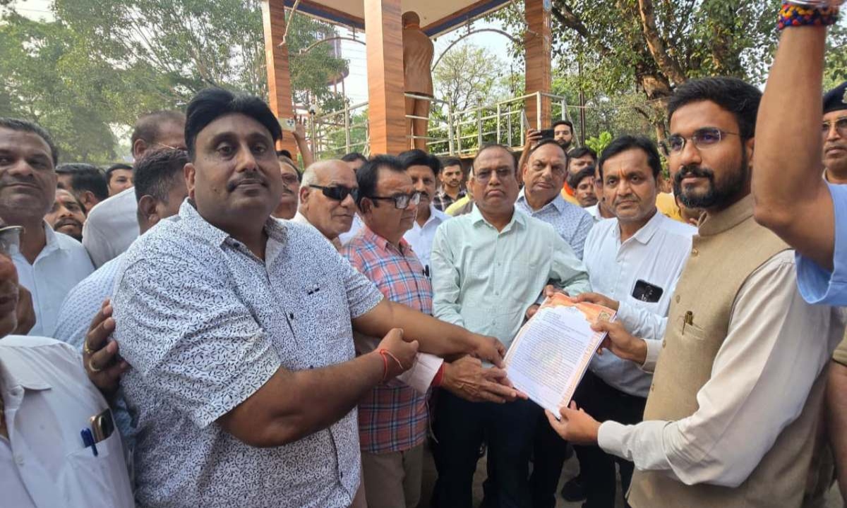 The controversy over the worship of Maa Bamleshwari temple deepened; the trust took out a silent procession and submitted a memorandum to the SDM.