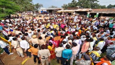 हाथी प्रभावित 30 गांवों के ग्रामीणों ने वन कार्यालय का किया घेराव, मुआवजे की मांग को लेकर प्रदर्शन