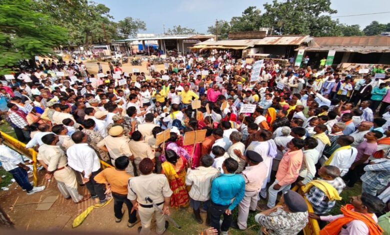 हाथी प्रभावित 30 गांवों के ग्रामीणों ने वन कार्यालय का किया घेराव, मुआवजे की मांग को लेकर प्रदर्शन