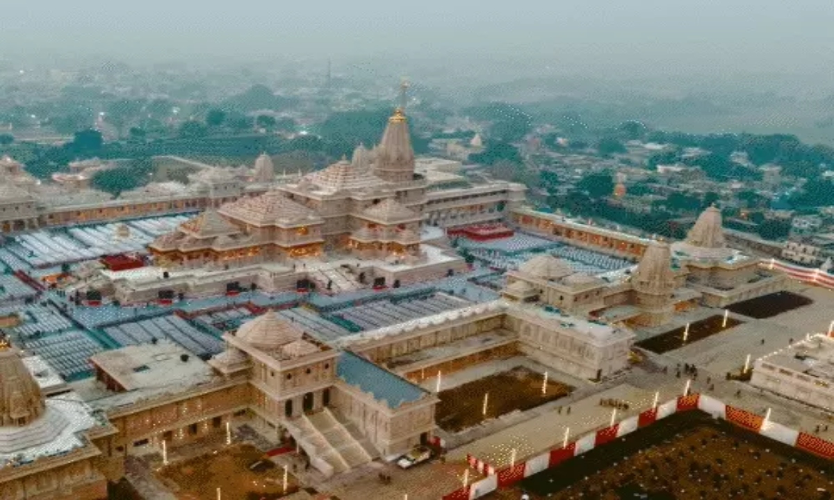 Modi reaches Ayodhya, will hoist the religious flag of Ram Lalla