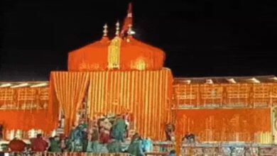 The doors of Badrinath Dham will be closed today after 205 days.