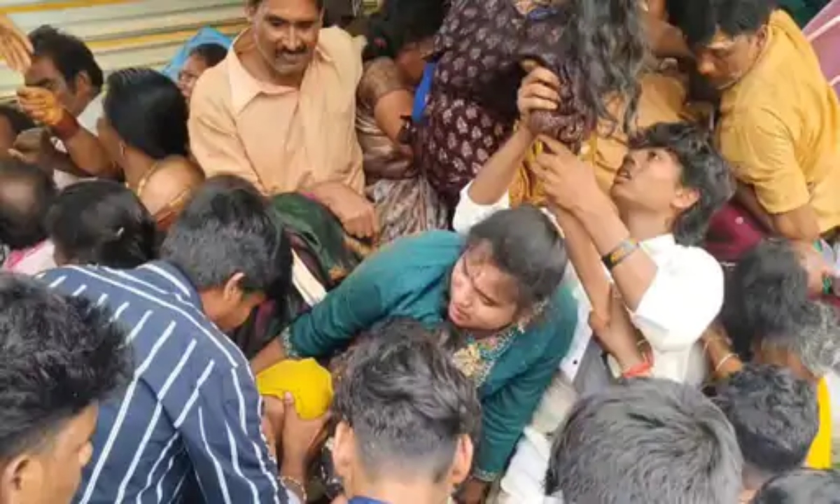 आंध्र प्रदेश में मिनी तिरुपति मंदिर में भगदड़, 10 की मौत: बिना अनुमति बनी निजी प्रॉपर्टी पर था मंदिर, भीड़ प्रबंधन में भारी लापरवाही