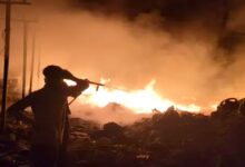  प्लास्टिक फैक्ट्री में भीषण आग: पटाखे की चिंगारी से हादसे की आशंका, 3 दमकलों ने घंटों बाद पाया काबू