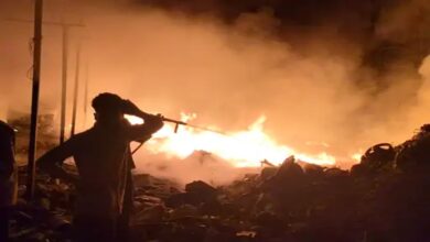 प्लास्टिक फैक्ट्री में भीषण आग: पटाखे की चिंगारी से हादसे की आशंका, 3 दमकलों ने घंटों बाद पाया काबू