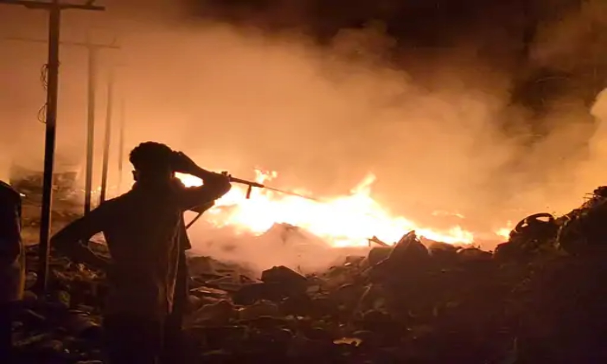 प्लास्टिक फैक्ट्री में भीषण आग: पटाखे की चिंगारी से हादसे की आशंका, 3 दमकलों ने घंटों बाद पाया काबू