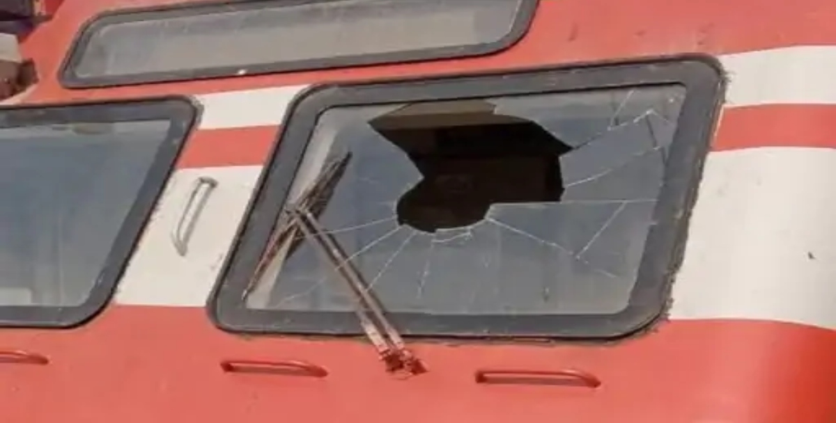 अनंतनाग में ट्रेन से चील टकराने से हादसा, लोको पायलट घायल; शीशा पूरी तरह चकनाचूर