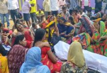 कैप्सूल वाहन ने बाइक को मारी टक्कर, मौके पर ही छात्र की मौत; परिजनों और ग्रामीणों ने किया चक्काजाम