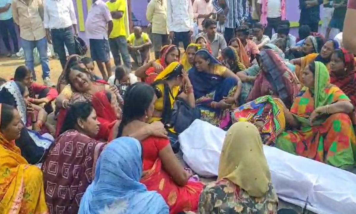 कैप्सूल वाहन ने बाइक को मारी टक्कर, मौके पर ही छात्र की मौत; परिजनों और ग्रामीणों ने किया चक्काजाम