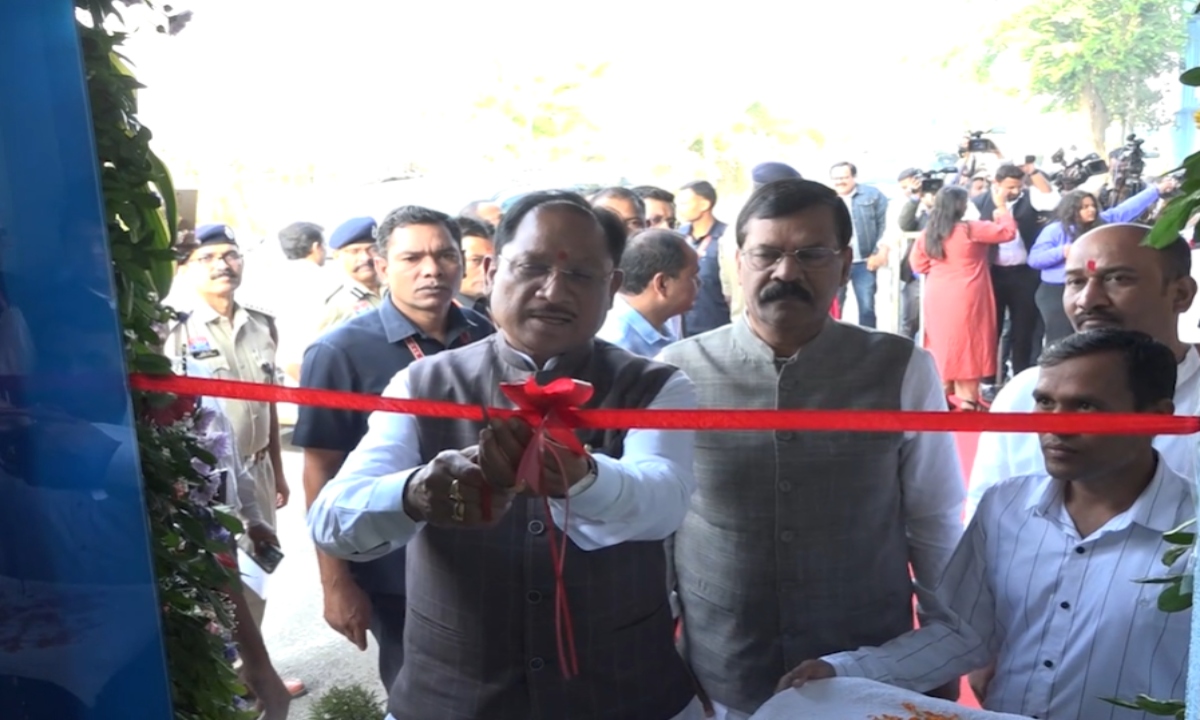 The Chief Minister inaugurated the aircraft operation service from the State Hangar; now passengers will not face inconvenience due to VVIP movements.