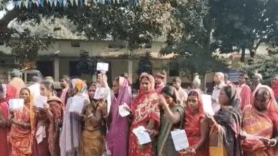 In Bagaha, 15,000 people boycotted the voting, and polling has not yet started in Chakai, Jamui.