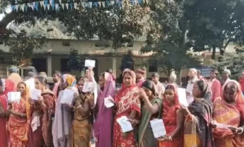 In Bagaha, 15,000 people boycotted the voting, and polling has not yet started in Chakai, Jamui.