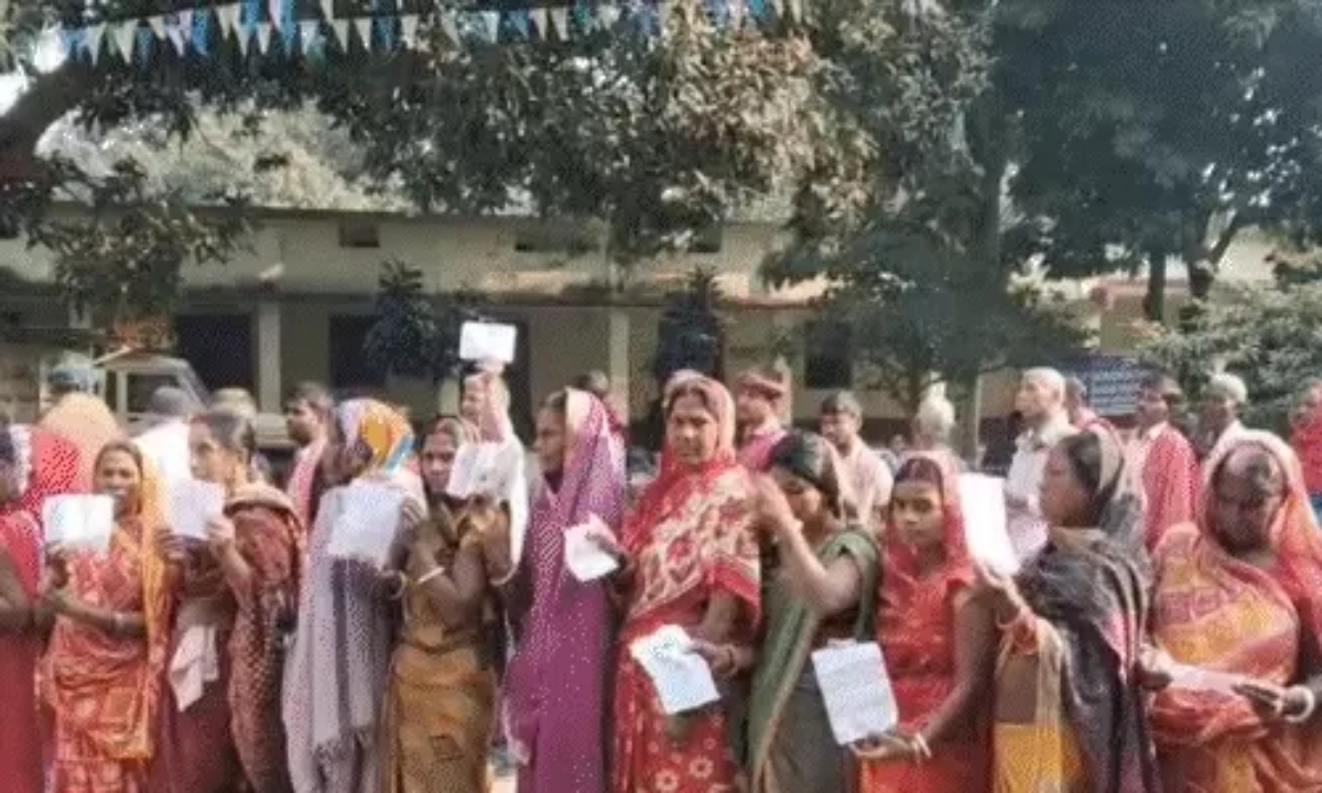 In Bagaha, 15,000 people boycotted the voting, and polling has not yet started in Chakai, Jamui.