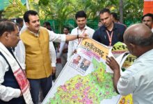 Painter Shivkumar Nirala presented a unique 'political map' to Chief Minister Vishnu Dev Sai.