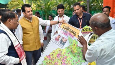 Painter Shivkumar Nirala presented a unique 'political map' to Chief Minister Vishnu Dev Sai.