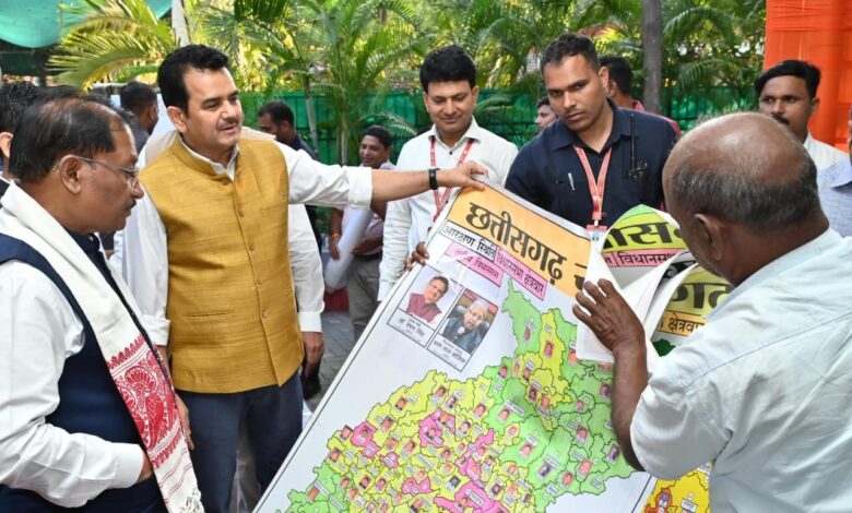 Painter Shivkumar Nirala presented a unique 'political map' to Chief Minister Vishnu Dev Sai.