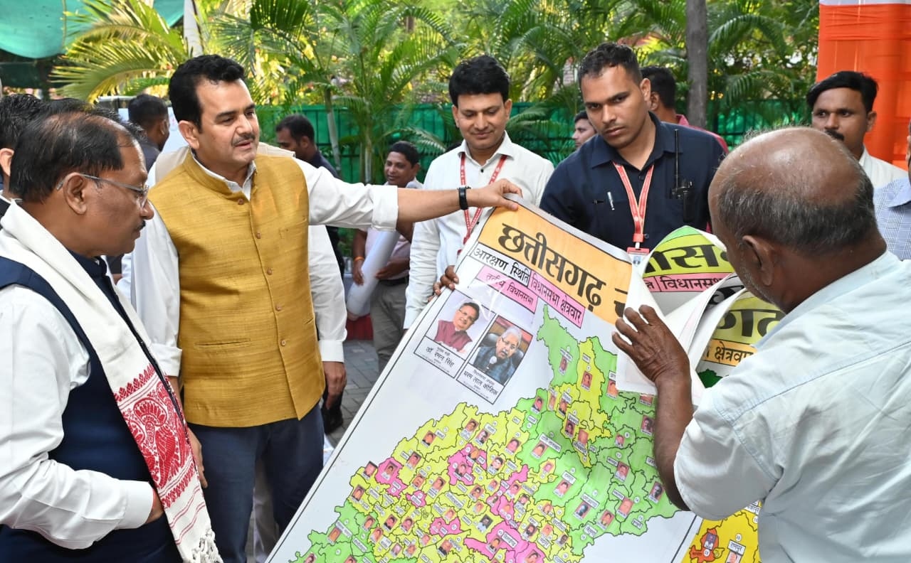 Painter Shivkumar Nirala presented a unique 'political map' to Chief Minister Vishnu Dev Sai.