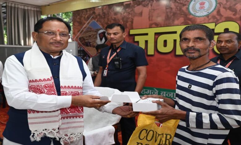 मुख्यमंत्री साय ने श्रवण यंत्र देकर बदल दी रमन निर्मलकर की जिंदगी