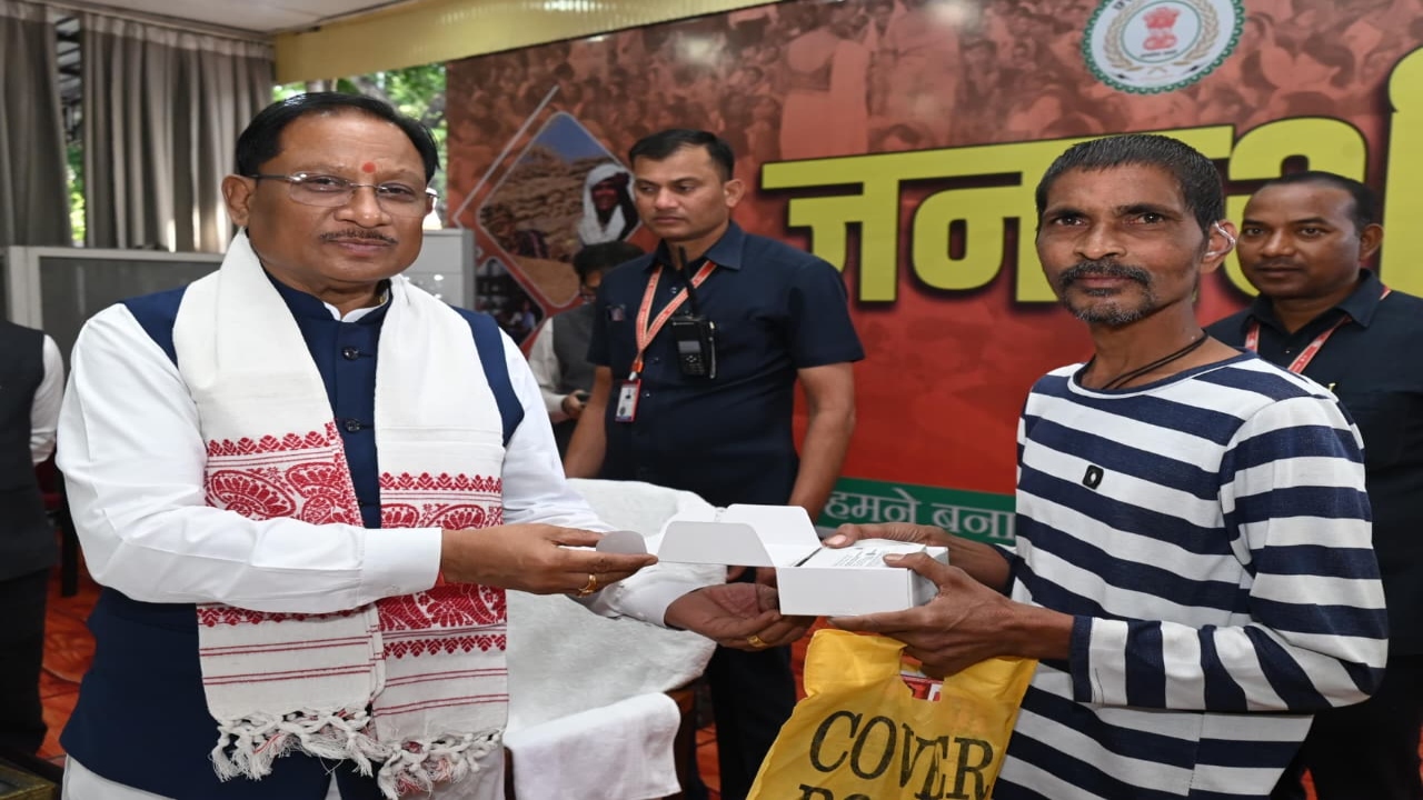 मुख्यमंत्री साय ने श्रवण यंत्र देकर बदल दी रमन निर्मलकर की जिंदगी