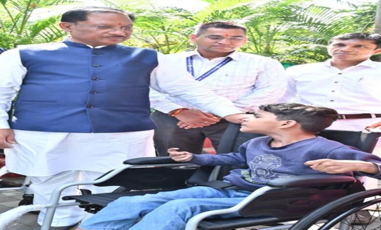 The Chief Minister instilled new hope in the life of Poonam, who draws with her feet.