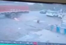 तेज रफ्तार ट्रक ने बाइक सवारों को कुचला: युवक की मौत, युवती गंभीर; शव रखकर परिजनों ने किया चक्काजाम