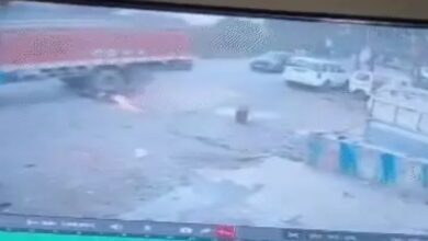 तेज रफ्तार ट्रक ने बाइक सवारों को कुचला: युवक की मौत, युवती गंभीर; शव रखकर परिजनों ने किया चक्काजाम