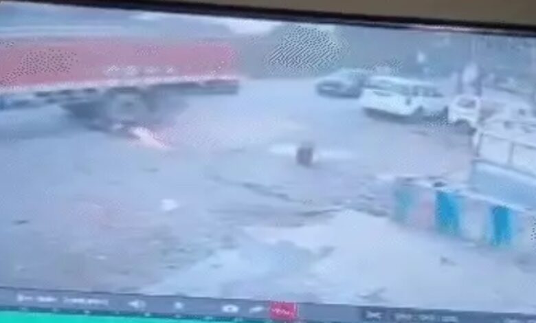 तेज रफ्तार ट्रक ने बाइक सवारों को कुचला: युवक की मौत, युवती गंभीर; शव रखकर परिजनों ने किया चक्काजाम