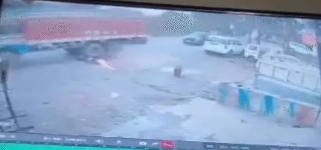 तेज रफ्तार ट्रक ने बाइक सवारों को कुचला: युवक की मौत, युवती गंभीर; शव रखकर परिजनों ने किया चक्काजाम