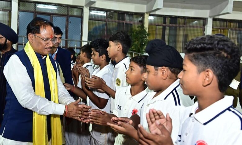 The Chief Minister unveiled the statue of Raja Raghuraj Singh at the stadium.