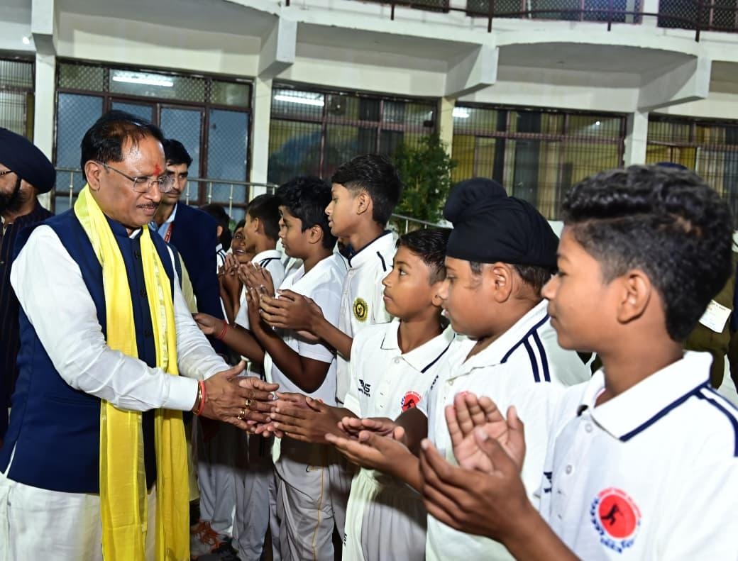 The Chief Minister unveiled the statue of Raja Raghuraj Singh at the stadium.