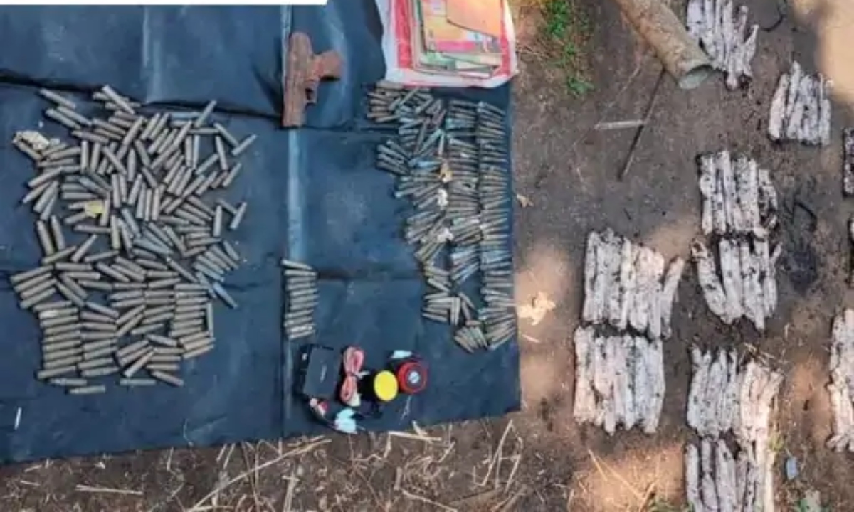 जंगल में मिला विस्फोटकों का जखीरा, BSF की बड़ी कामयाबी