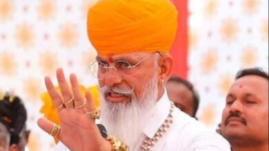 रायपुर में करणी सेना अध्यक्ष डॉ. राज शेखावत ने दी गिरफ्तारी: धमकी भरे बयान पर FIR के बाद थाने के बाहर भारी पुलिस बल तैनात