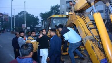 Shifting of NIT Chowpatty to Raipur today: Traders sit overnight in protest, Congress extends support; protesters taken into police custody