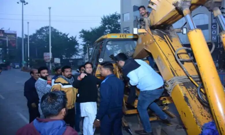 Shifting of NIT Chowpatty to Raipur today: Traders sit overnight in protest, Congress extends support; protesters taken into police custody