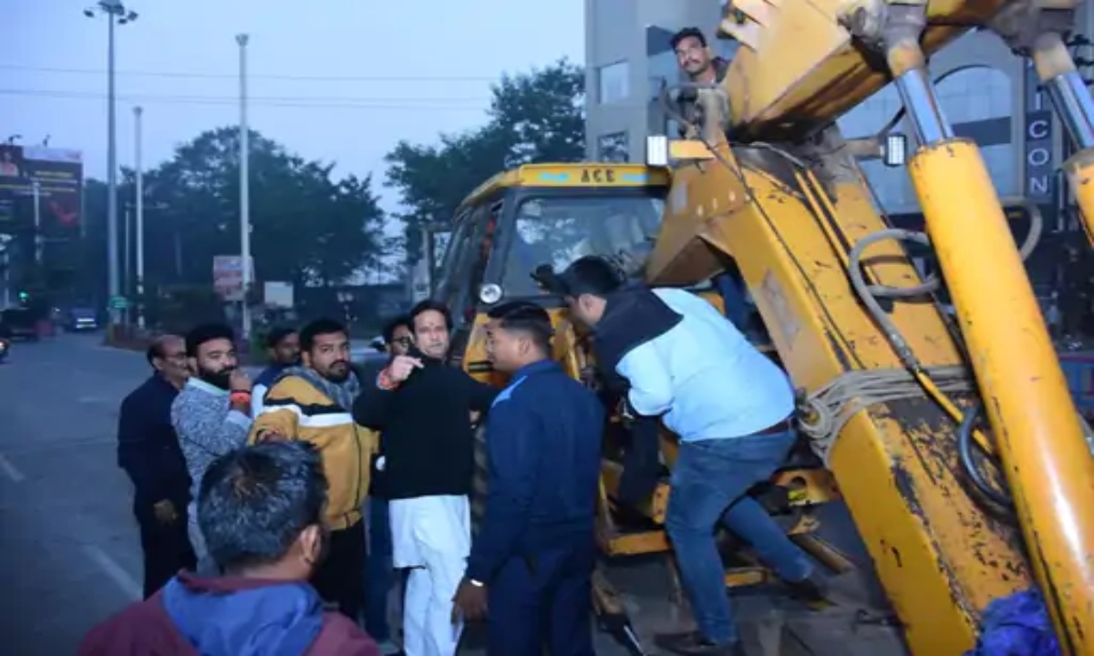 Shifting of NIT Chowpatty to Raipur today: Traders sit overnight in protest, Congress extends support; protesters taken into police custody