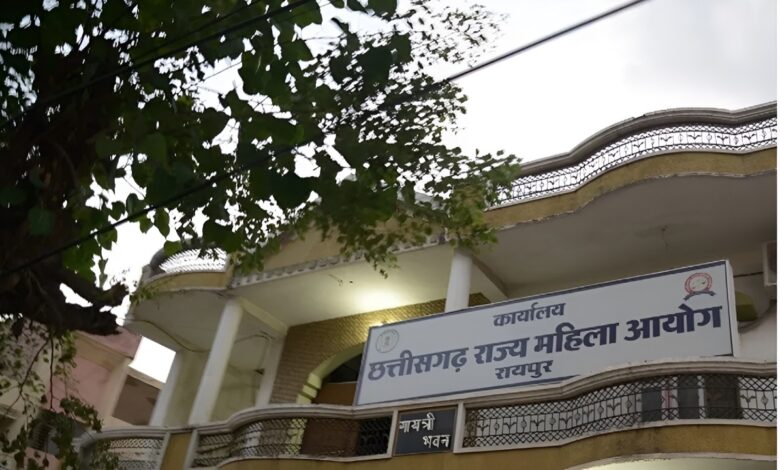 महिला आयोग में अध्यक्ष-सदस्यों के बीच टकराव, नोटिस तामिली पर शुरू हुआ विवाद