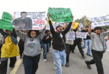 दिल्ली में प्रदूषण विरोध प्रदर्शन में हिड़मा के पोस्टर लहराए, पुलिस से झड़प; 15 प्रदर्शनकारी गिरफ्तार