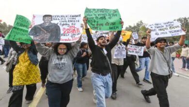 दिल्ली में प्रदूषण विरोध प्रदर्शन में हिड़मा के पोस्टर लहराए, पुलिस से झड़प; 15 प्रदर्शनकारी गिरफ्तार