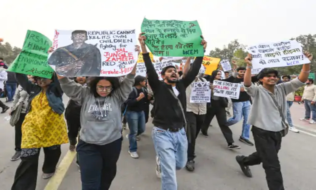 दिल्ली में प्रदूषण विरोध प्रदर्शन में हिड़मा के पोस्टर लहराए, पुलिस से झड़प; 15 प्रदर्शनकारी गिरफ्तार