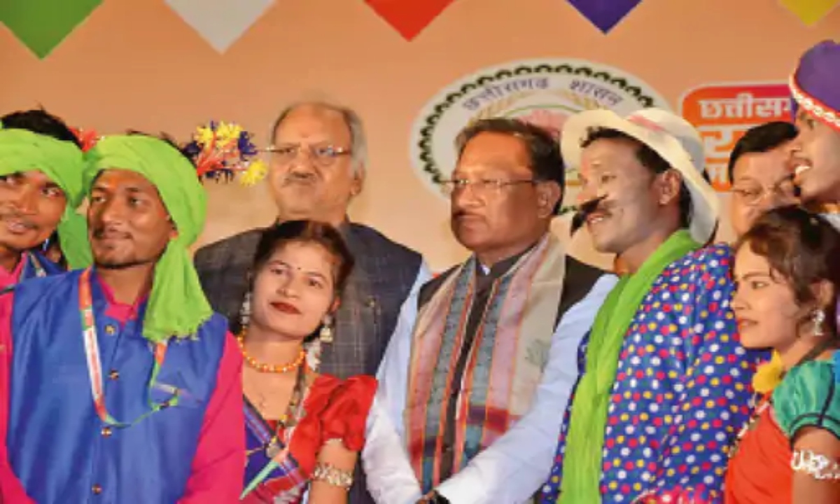 'Chhattisgarhiya Sable Badhiya' resonates in Delhi, people dance to Sua-Panthi dance