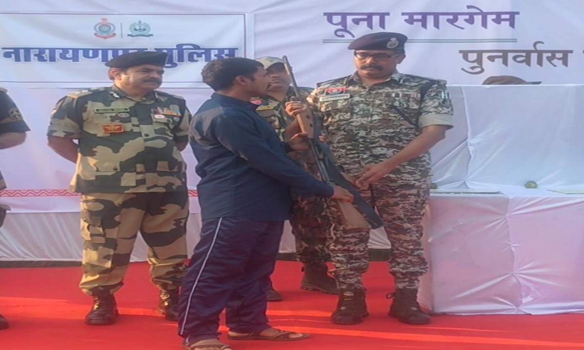 Narayanpur police achieve major success: 28 Naxalites surrender simultaneously