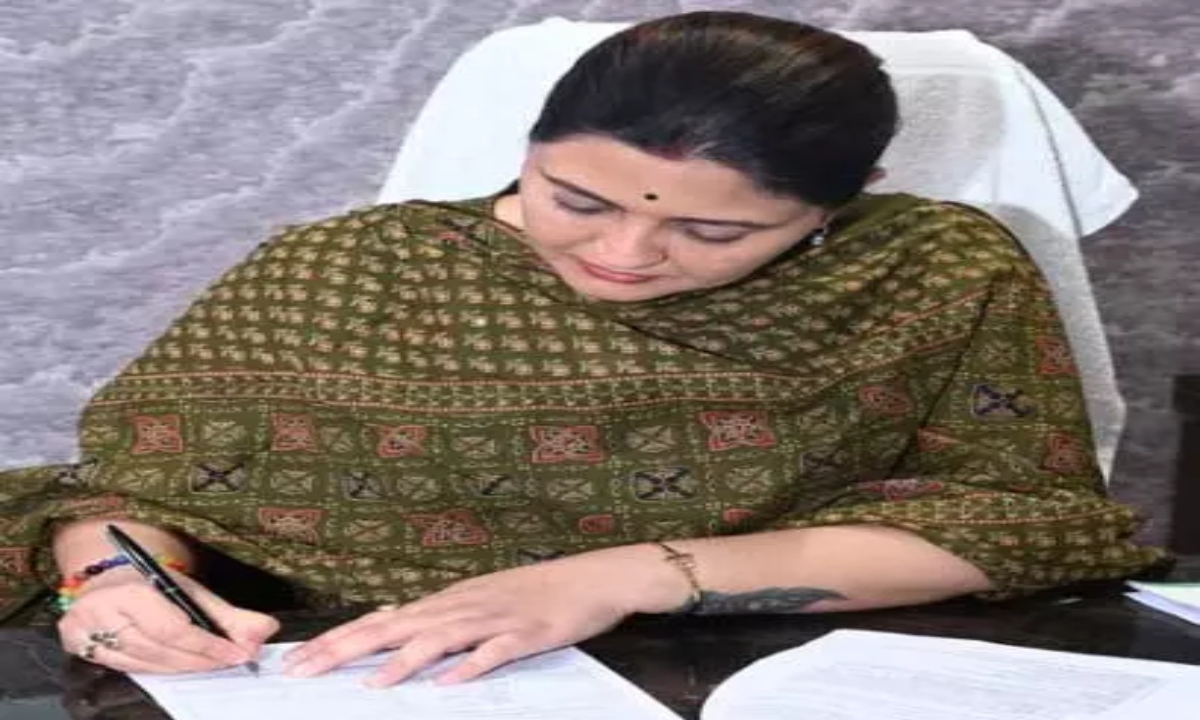 MLA Bhavna Bohra submitted the SIR form to the BLO and also appealed to the citizens.