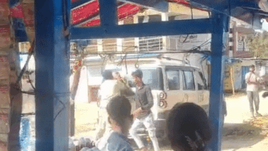 Police officer's high-handedness in Balrampur: Assaults street vendor, drags him on the road by his collar.