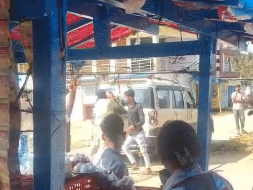 Police officer's high-handedness in Balrampur: Assaults street vendor, drags him on the road by his collar.