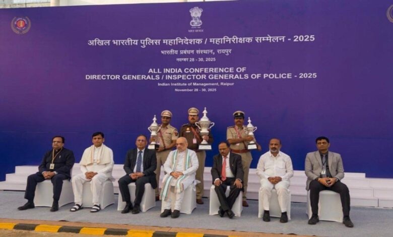 The country's three best police stations were honored: Ghazipur police station topped the first day of the DGP-IG conference.