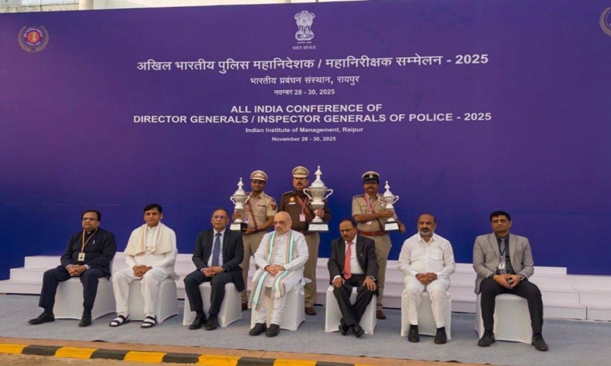The country's three best police stations were honored: Ghazipur police station topped the first day of the DGP-IG conference.